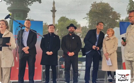 Demonstrace SPD a Stačilo! na Malostranském náměstí směřující pochodem k Pražskému hradu