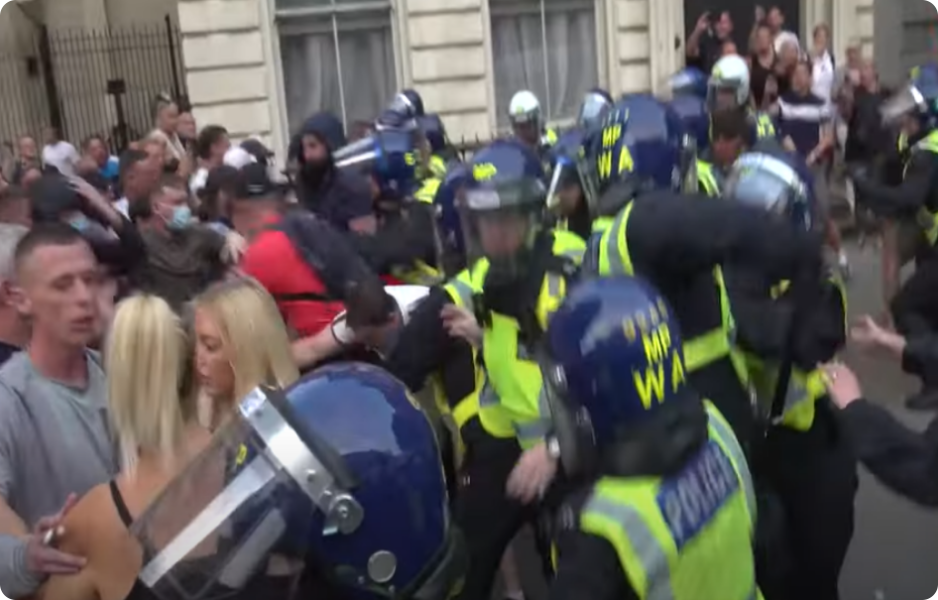 Britští vězňové musí uvolnit svá místa demonstrantům