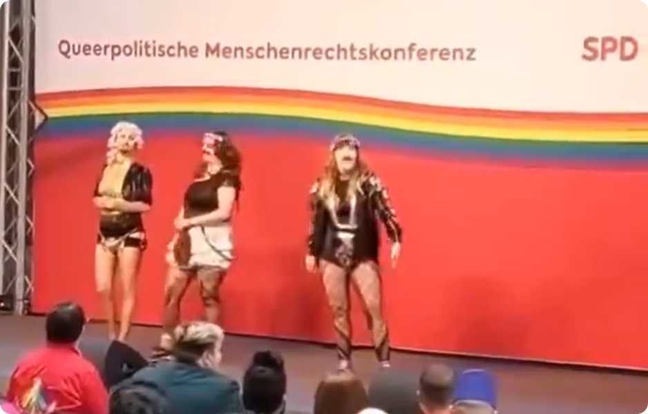 Olaf Scholz se zúčastnil bizarní tranvestishow