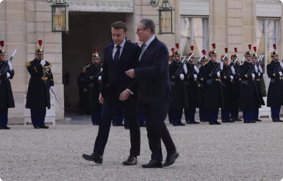 Portrét britského premiéra Starmera, prezentujícího svůj mírový plán pro nasazení NATO sil na Ukrajině.