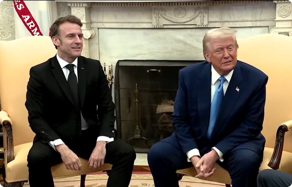 Fotografie z Bílého domu zobrazující Emmanuela Macrona a Donalda Trumpa při setkání, kde diskutovali o mírových plánech a bezpečnostních zárukách pro Ukrajinu.