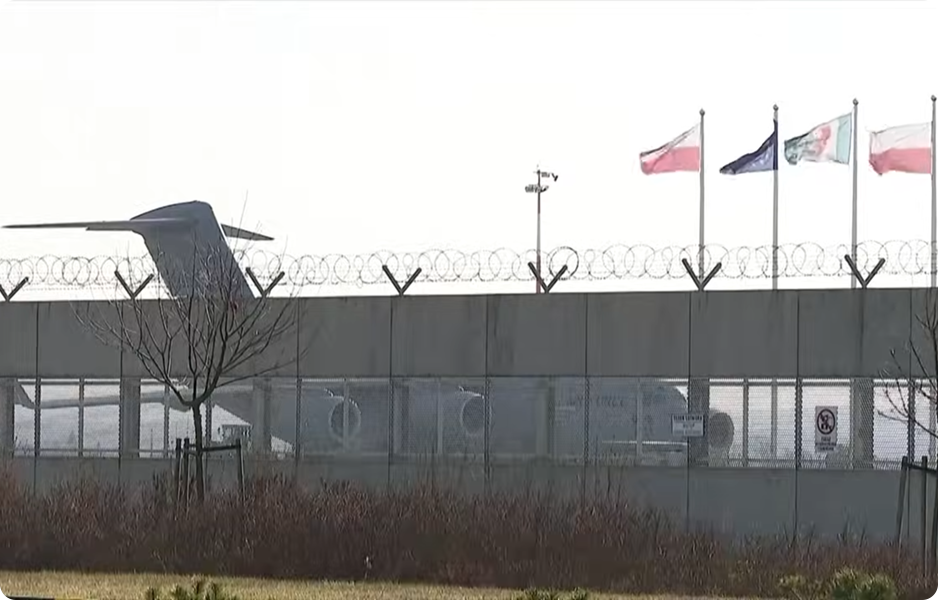 Američtí vojáci opouštějí letiště Jasionka v Rzeszówě