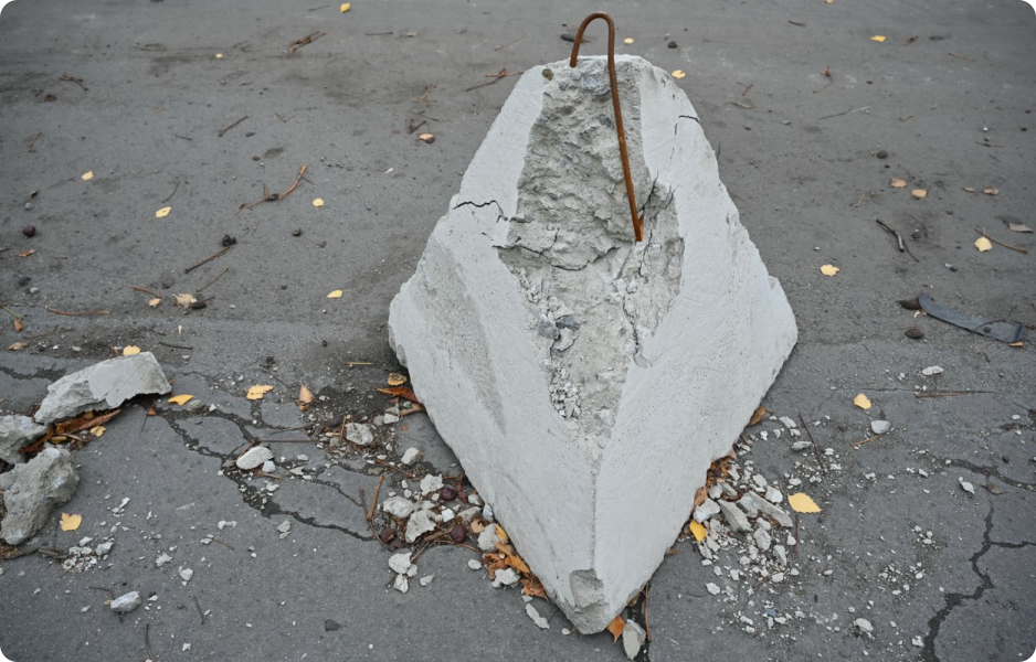 Betonové jehlany na Ukrajině symbolizují předražené zakázky a korupci v obranných projektech.