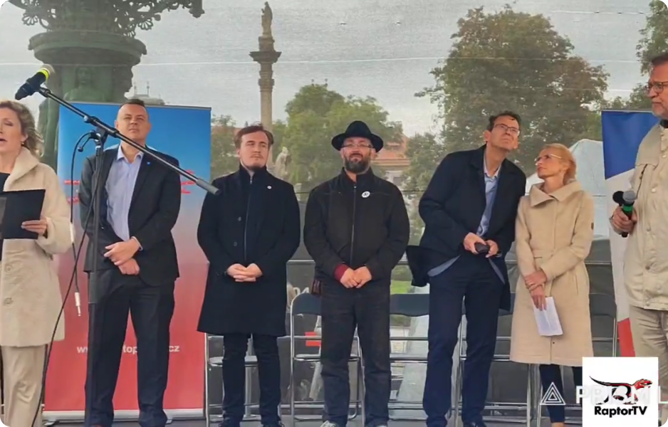 Demonstrace SPD a Stačilo! na Malostranském náměstí směřující pochodem k Pražskému hradu